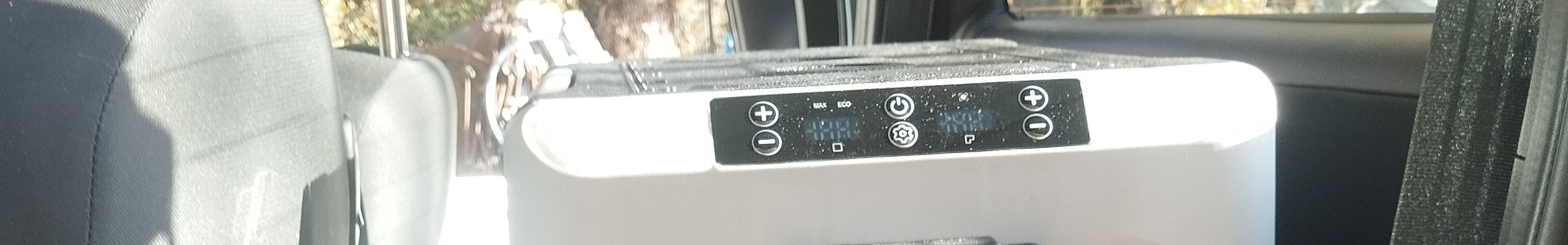 La mise en place du frigo / glacière, 12 et 230 Volts dans la cabine | Cliquer pour agrandir Photo qui montre La mise en place du frigo / glacière, 12 et 230 Volts dans la cabine | Cliquer pour agrandir