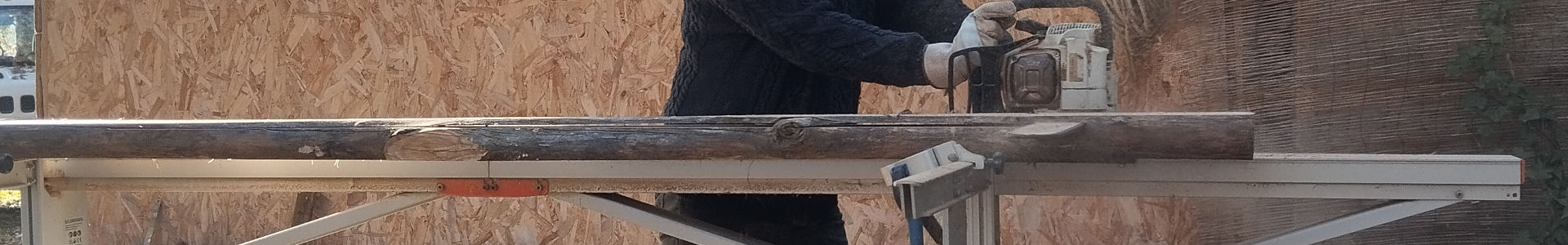 Le sciage des troncs de chataigniers | Cliquer pour agrandir Photo qui montre Le sciage des troncs de chataigniers | Cliquer pour agrandir