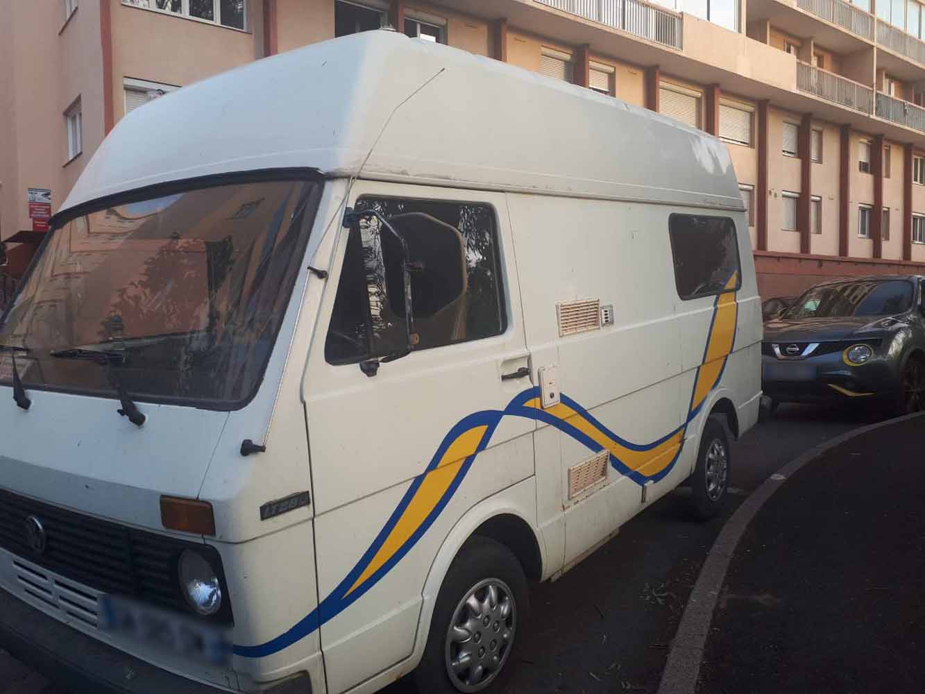 Fourgon stationné sur un parking en ville | Cliquer pour agrandir Fourgon stationné sur un parking en ville | Cliquer pour agrandir