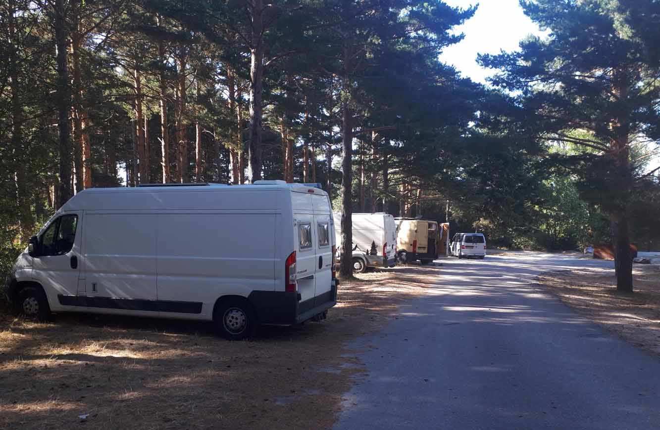 Fourgons stationnés sur un parking, Espagne | Cliquer pour agrandir Fourgons stationnés sur un parking, Espagne | Cliquer pour agrandir