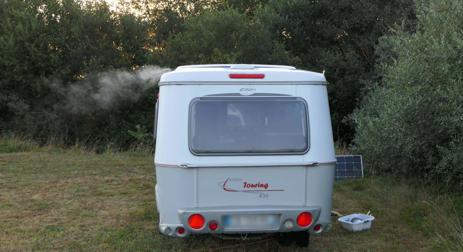 La cheminée de Roulotte qui fume, début Août, dans une prairie fauchée à Arija, Castille y Leon, Espagne. | Cliquer pour agrandir La cheminée de Roulotte qui fume, début Août, dans une prairie fauchée à Arija, Castille y Leon, Espagne. | Cliquer pour agrandir