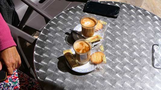 Plaisir du matin, un café con leche | Cliquer pour agrandir Plaisir du matin, un café con leche | Cliquer pour agrandir