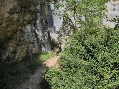 Le sentier se faufile au milieu des gorges, Aragon, Espagne. | Cliquer pour agrandir Le sentier se faufile au milieu des gorges, Aragon, Espagne. | Cliquer pour agrandir