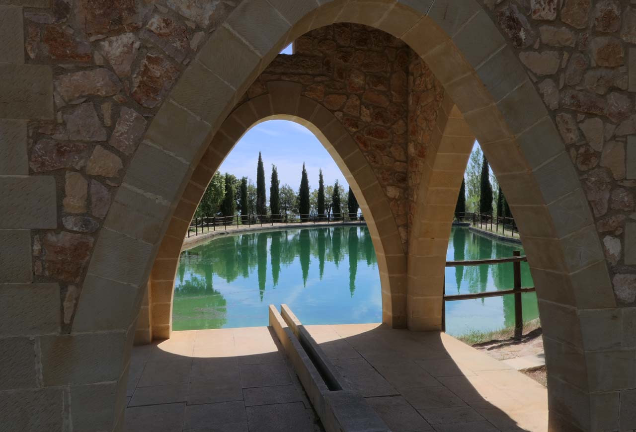 Aire de pique nique à Las Balsas de Basacol et son conjurator, Aragon, Espagne. | Cliquer pour agrandir Aire de pique nique à Las Balsas de Basacol et son conjurator, Aragon, Espagne. | Cliquer pour agrandir