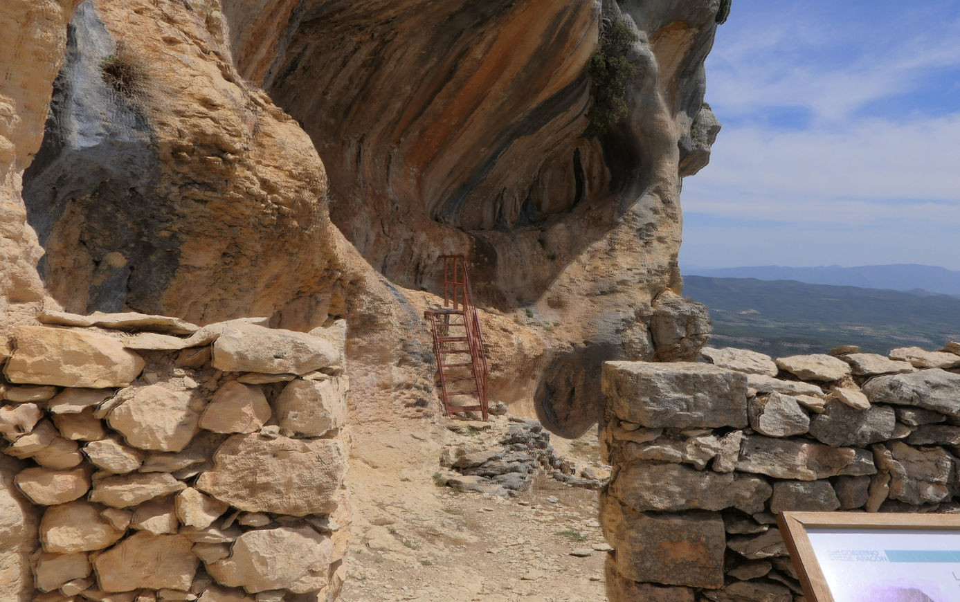 L'arrivée à la grotte et son ancienne bergerie en pierres sèches, Aragon, Espagne. | Cliquer pour agrandir L'arrivée à la grotte et son ancienne bergerie en pierres sèches, Aragon, Espagne. | Cliquer pour agrandir