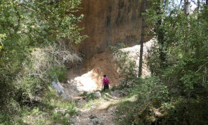 Approche de la caverne, Aragon, Espagne. | Cliquer pour agrandir Approche de la caverne, Aragon, Espagne. | Cliquer pour agrandir