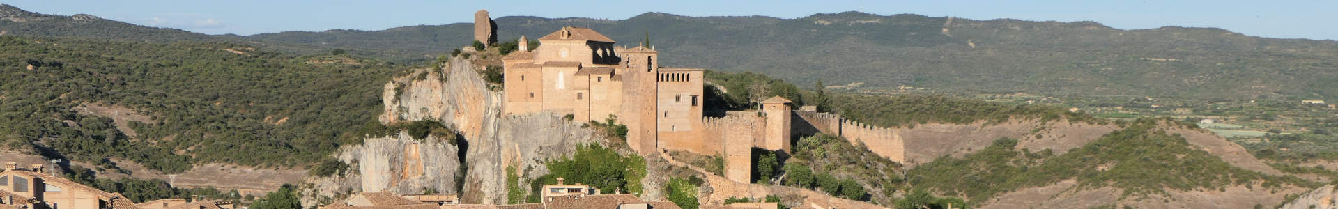 Fin de randonnée et arrivée au village d'Alquézar le soir en mai, Aragon, Espagne | Cliquer pour agrandir Photo du village d'Alquézar le soir en mai, Aragon, Espagne | Cliquer pour agrandir