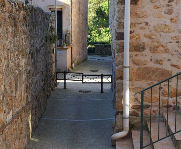 Photo d'une ruelle du village. | Cliquer pour agrandir Photo d'une ruelle du village. | Cliquer pour agrandir