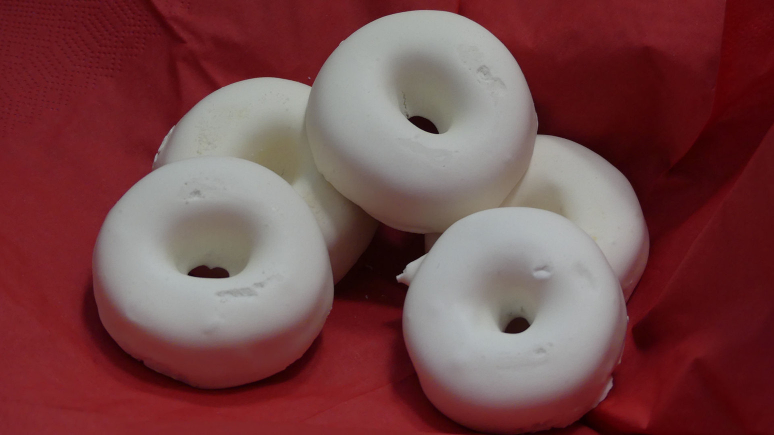 Rousquilles, spécialités catalanes, biscuits fondants enrobés de meringue. | Cliquer pour agrandir Rousquilles, spécialités catalanes, biscuits fondants enrobés de meringue | Cliquer pour agrandir