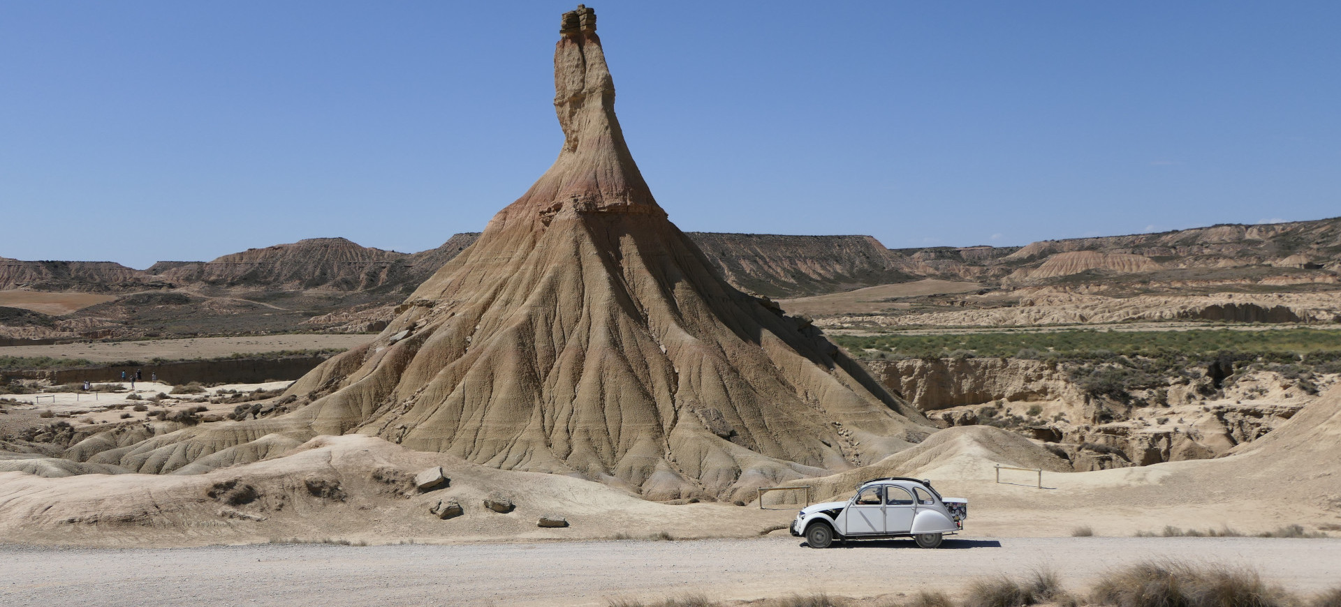 Une 2cv qui vole la vedette au Cabezo de Castildetierra. | Cliquer pour agrandir Photo qui montre une 2cv qui vole la vedette au Cabezo de Castildetierra. | Cliquer pour agrandir