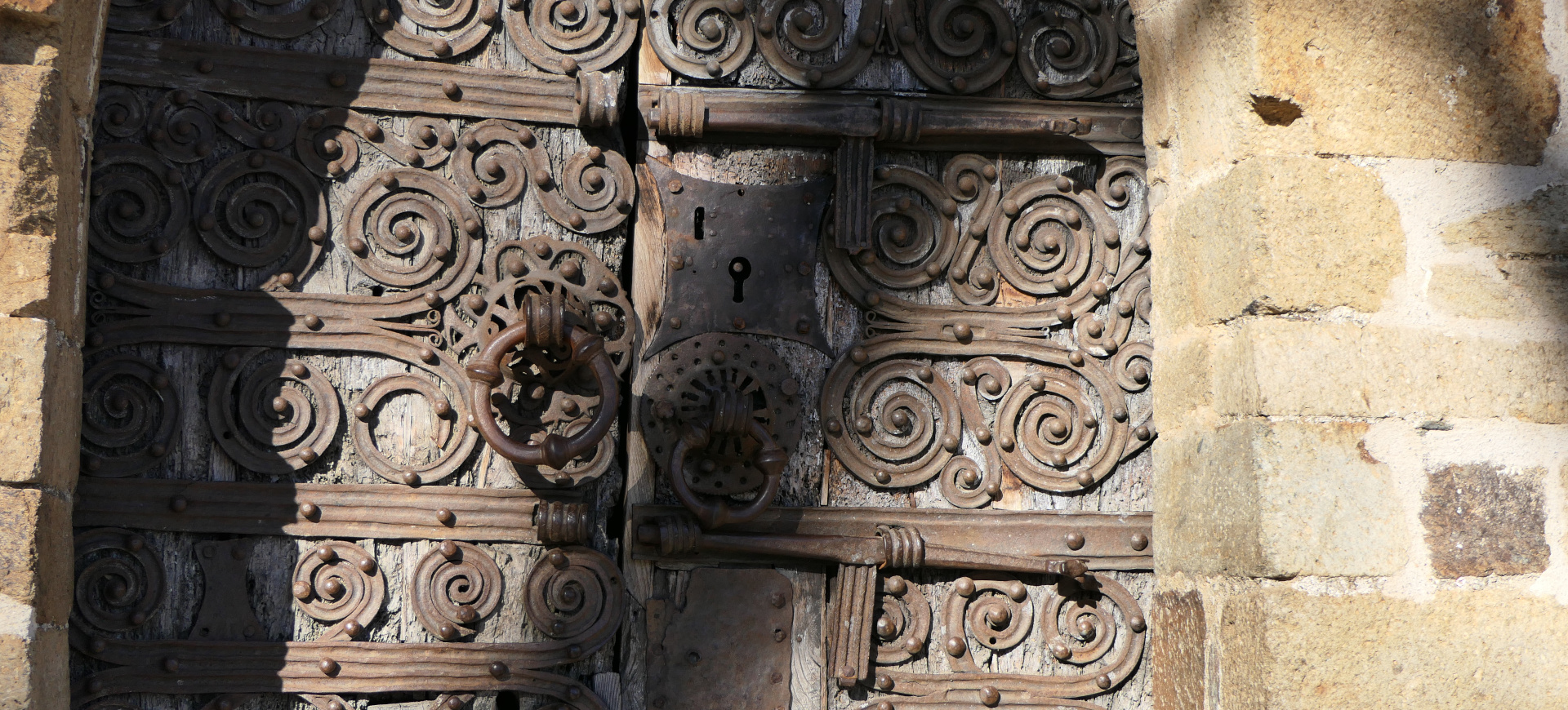 Pentures romanes à enroulement | Cliquer pour agrandir Photo qui montre des Pentures romanes à enroulement | Cliquer pour agrandir