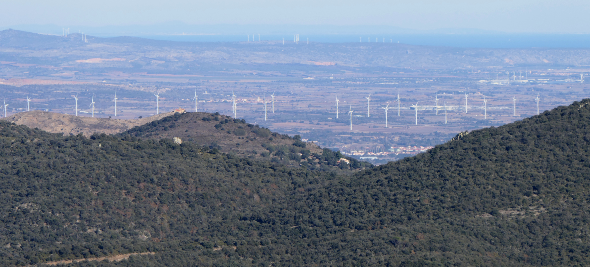 Éoliennes dans la plaine du Roussillon. | Cliquer pour agrandir Photo qui montre les Éoliennes dans la plaine du Roussillon. | Cliquer pour agrandir