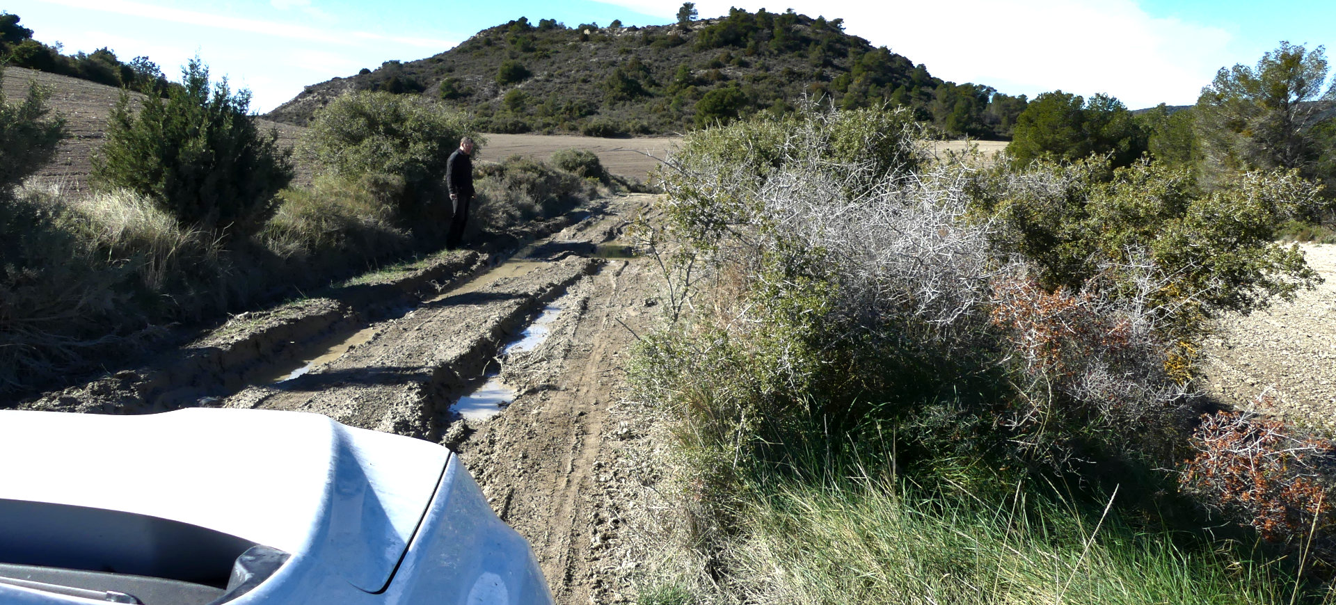 La piste défoncée à Los Monegros | Cliquer pour agrandir Photo qui montre La piste défoncée à Los Monegros | Cliquer pour agrandir