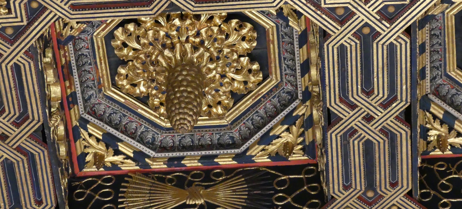 Le plafond à caissons de la salle du Trône . | Cliquer pour agrandir Photo qui montre Le plafond à caissons de la salle du Trône . | Cliquer pour agrandir