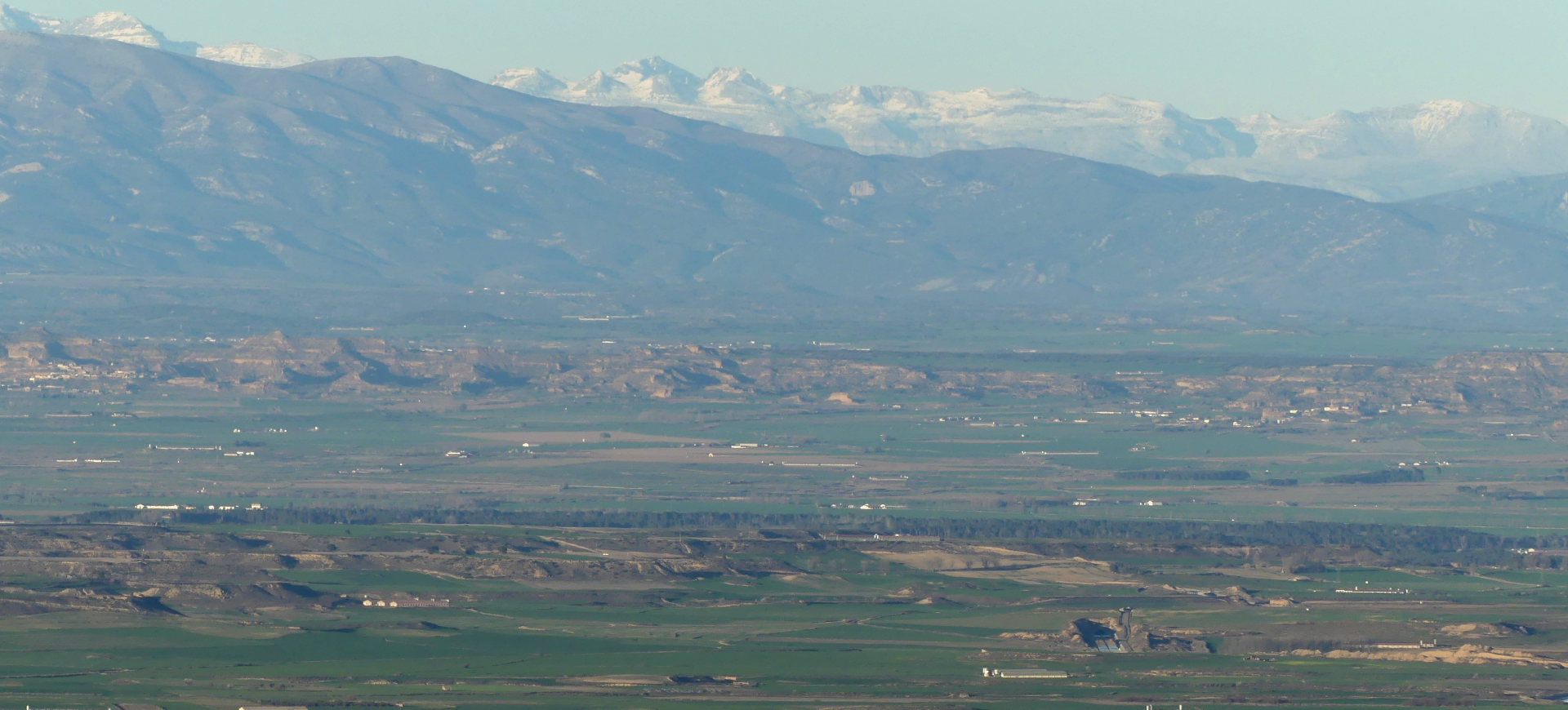 Les tozales dans le lointain, Aragon, Espagne. | Cliquer pour agrandir Photo qui montre Les tozales dans le lointain, Aragon, Espagne. | Cliquer pour agrandir