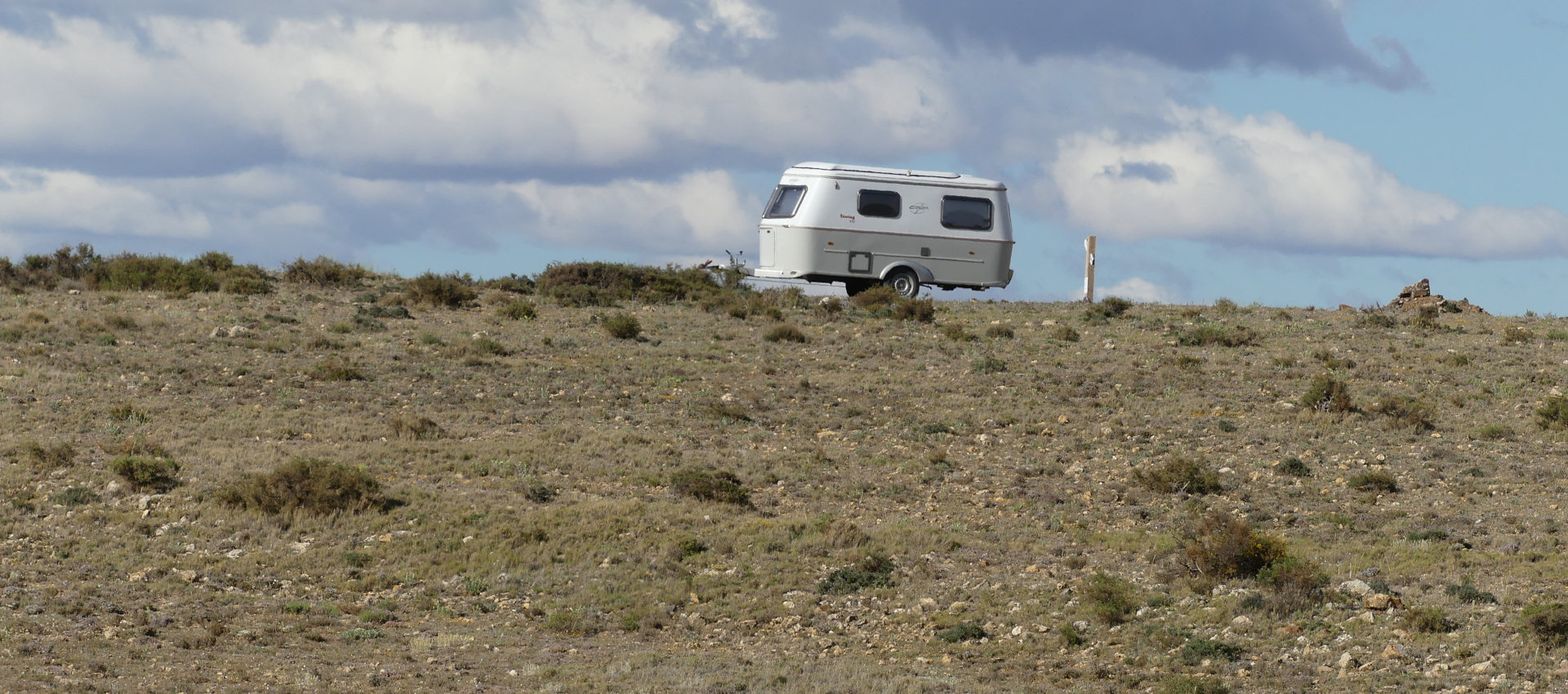 La caravane, seule, abandonnée par ses propriétaires qui recherchent un bivouac de rêve, Aragon, Espagne. | Cliquer pour agrandir Photo qui montre La caravane, seule, abandonnée par ses propriétaires qui recherchent un bivouac de rêve, Aragon, Espagne | Cliquer pour agrandir