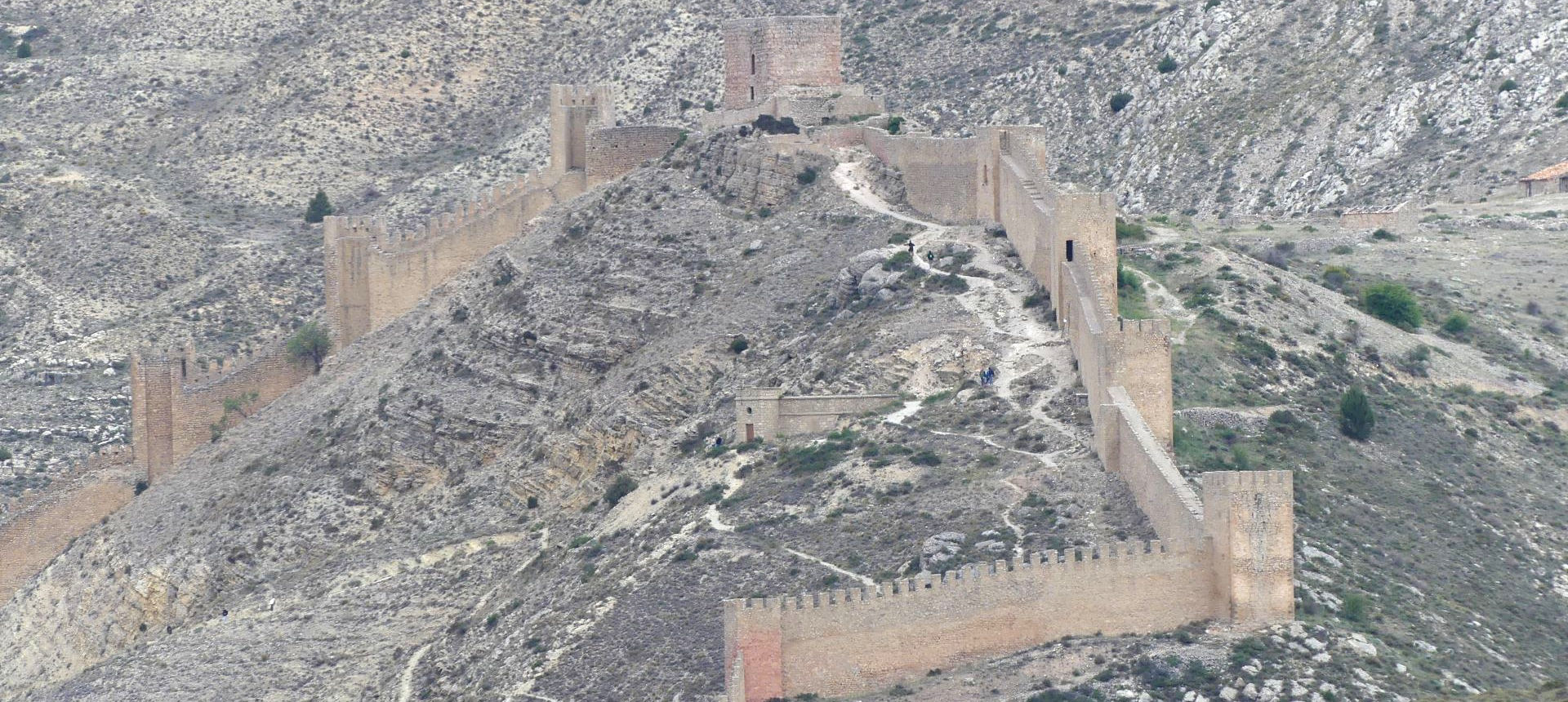Les murailles d’Albarracin vues de loin, Aragon, Espagne | Cliquer pour agrandir Photo des murailles d’Albarracin vues de loin, Aragon, Espagne | Cliquer pour agrandir