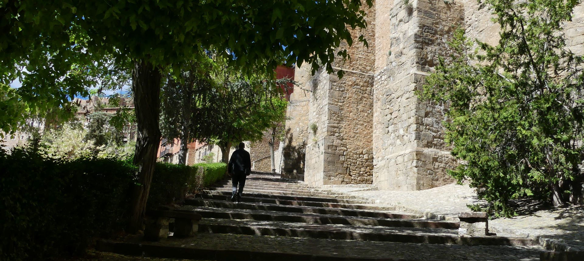 Montée vers Albarracin, Aragon, Espagne. | Cliquer pour agrandir Photo qui montre La Montée vers Albarracin, Aragon, Espagne | Cliquer pour agrandir