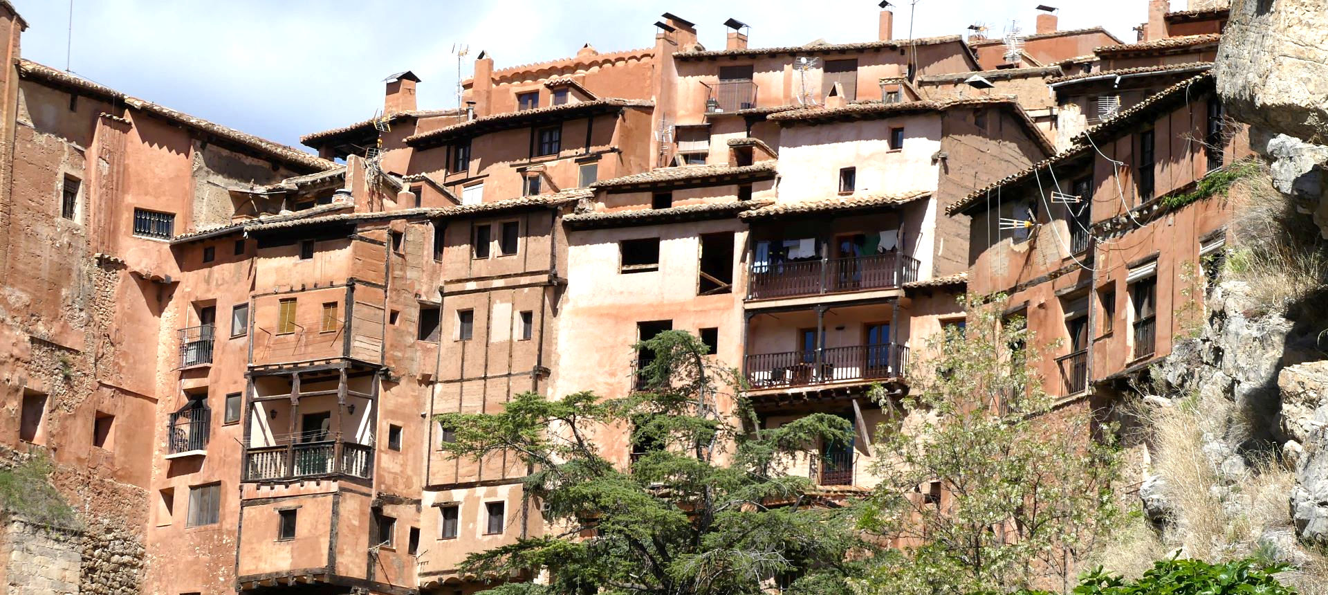 Maisons construites sur la roche d’Albarracin, Aragon, Espagne. | Cliquer pour agrandir Photo qui montre des Maisons construites sur la roche d’Albarracin, Aragon, Espagne. | Cliquer pour agrandir