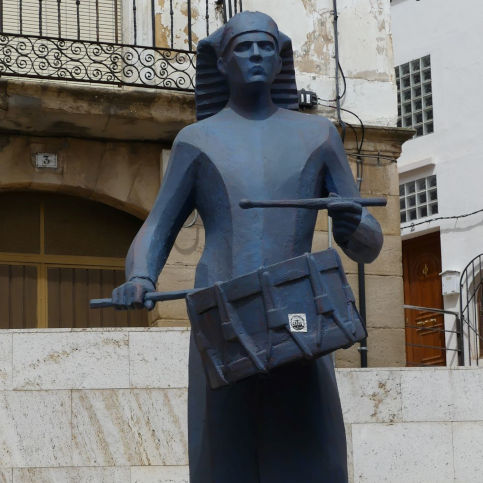 Les tambours résonnent lors de la fête sainte, Alcañiz, Aragon, Espagne. | Cliquer pour agrandir Photo qui montre Les tambours résonnent lors de la fête sainte, Alcañiz, Aragon, Espagne. | Cliquer pour agrandir