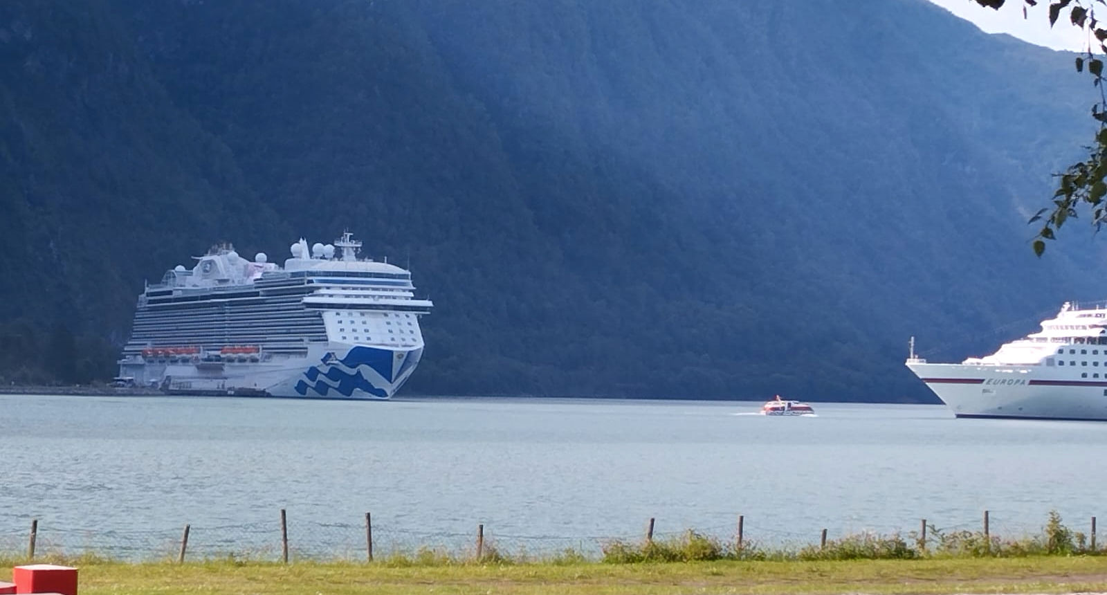 paquebots de croisière, Norvège. | Cliquer pour agrandir Photo qui montre un paquebots de croisière, Norvège. | Cliquer pour agrandir