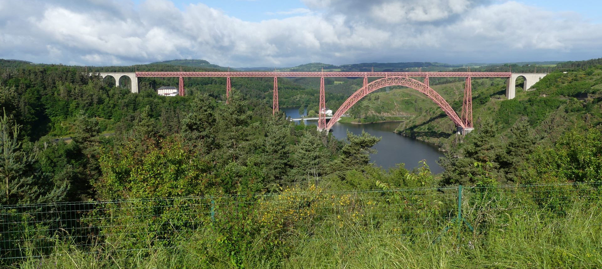 Viaduc de Garabit réalisé par Eiffel en 1880, le plus haut pont du monde à cette époque. France.. | Cliquer pour agrandir Photo qui montre le Viaduc de Garabit réalisé par Eiffel en 1880, le plus haut pont du monde à cette époque. France. | Cliquer pour agrandir