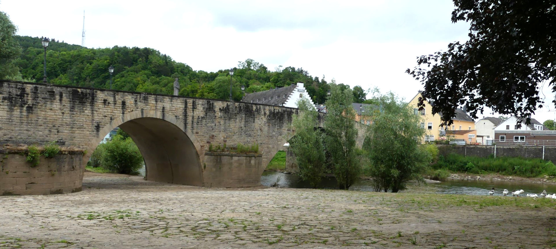 Le pont moyenâgeux | Cliquer pour agrandir Photo qui montre Le pont moyenâgeux | Cliquer pour agrandir