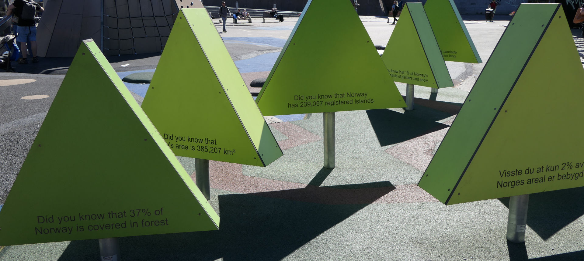 Parvis de la gare d’Oslo avec information sur les forêts | Cliquer pour agrandir Photo qui montre le Parvis de la gare d’Oslo avec information sur les forêts | Cliquer pour agrandir