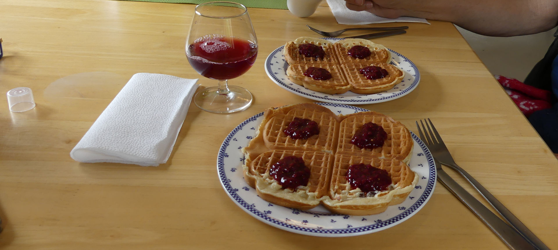 Les gaufres à la confiture de framboise. | Cliquer pour agrandir Photo qui montre Les gaufres à la confiture de framboise | Cliquer pour agrandir