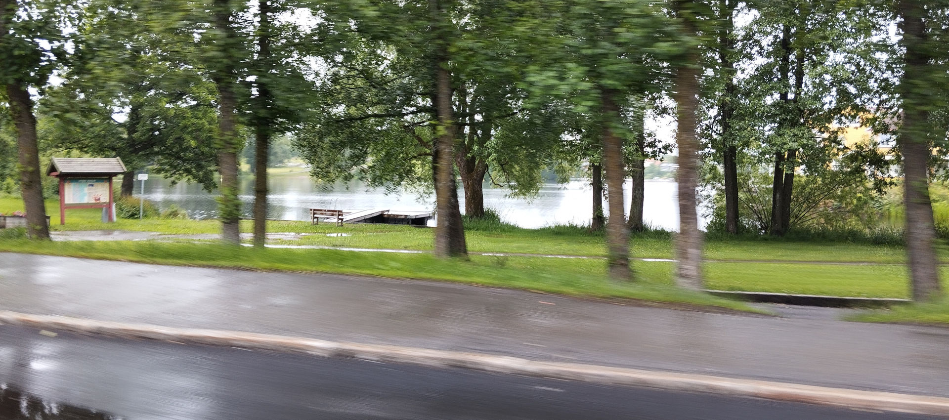 Une route détrempée vers Moss. | Cliquer pour agrandir Photo qui montre Une route détrempée vers Moss. | Cliquer pour agrandir