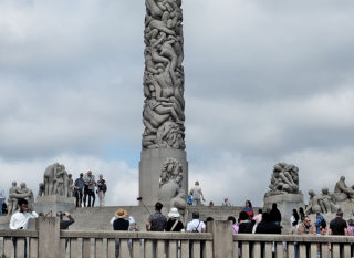 Le monolithe du parc Vigeland. | Cliquer pour agrandir Photo qui montre Le monolithe du parc Vigeland | Cliquer pour agrandir