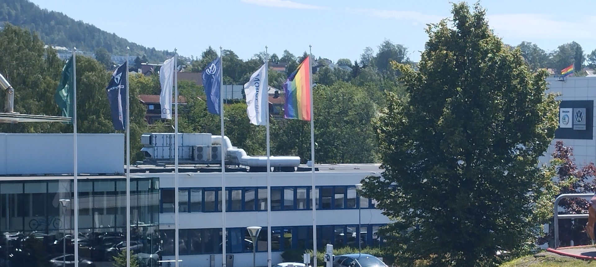 Drapeau LGBT : rouge, la vie, orange, la guérison, jaune, le soleil, vert, la nature, bleu, l'harmonie et violet, l'espoir | Cliquer pour agrandir Photo qui montre Drapeau LGBT : rouge, la vie,orange, la guérison, le jaune, le soleil, vert, la nature, le bleu, l'harmonie et le violet, l'espoir | Cliquer pour agrandir