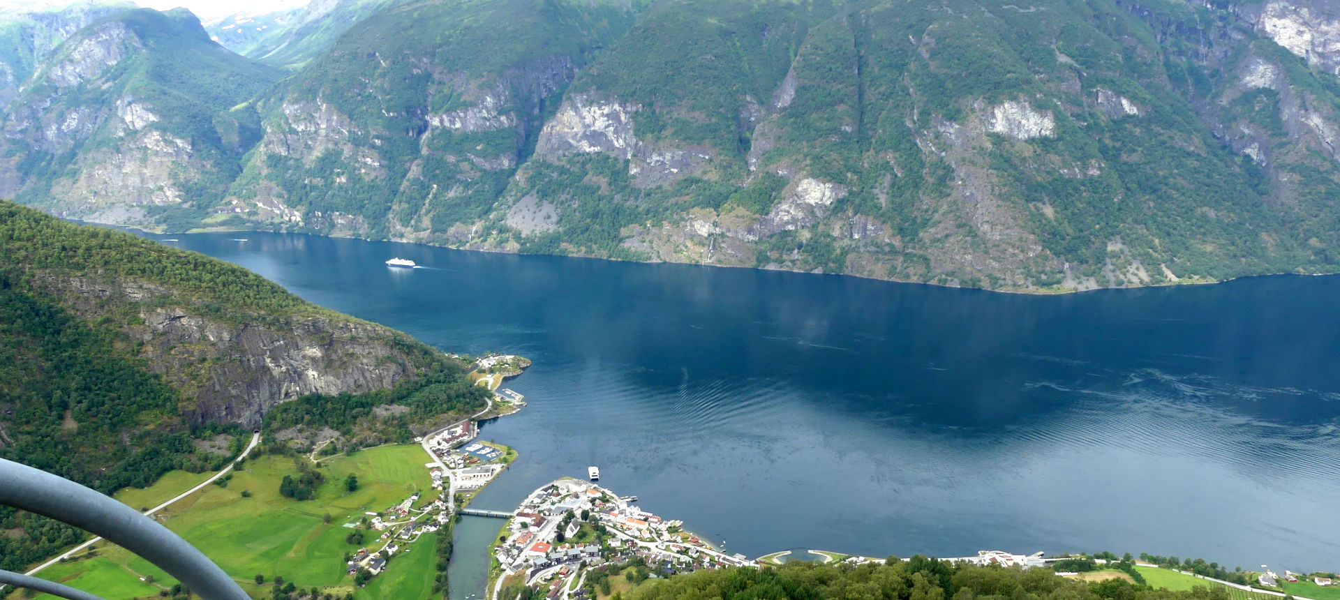 View of the Sognefjord, the descent of which was the most terrible of the trip. | Click to enlarge Photo qui montre le View of the Sognefjord, the descent of which was the most terrible of the trip | Click to enlarge
