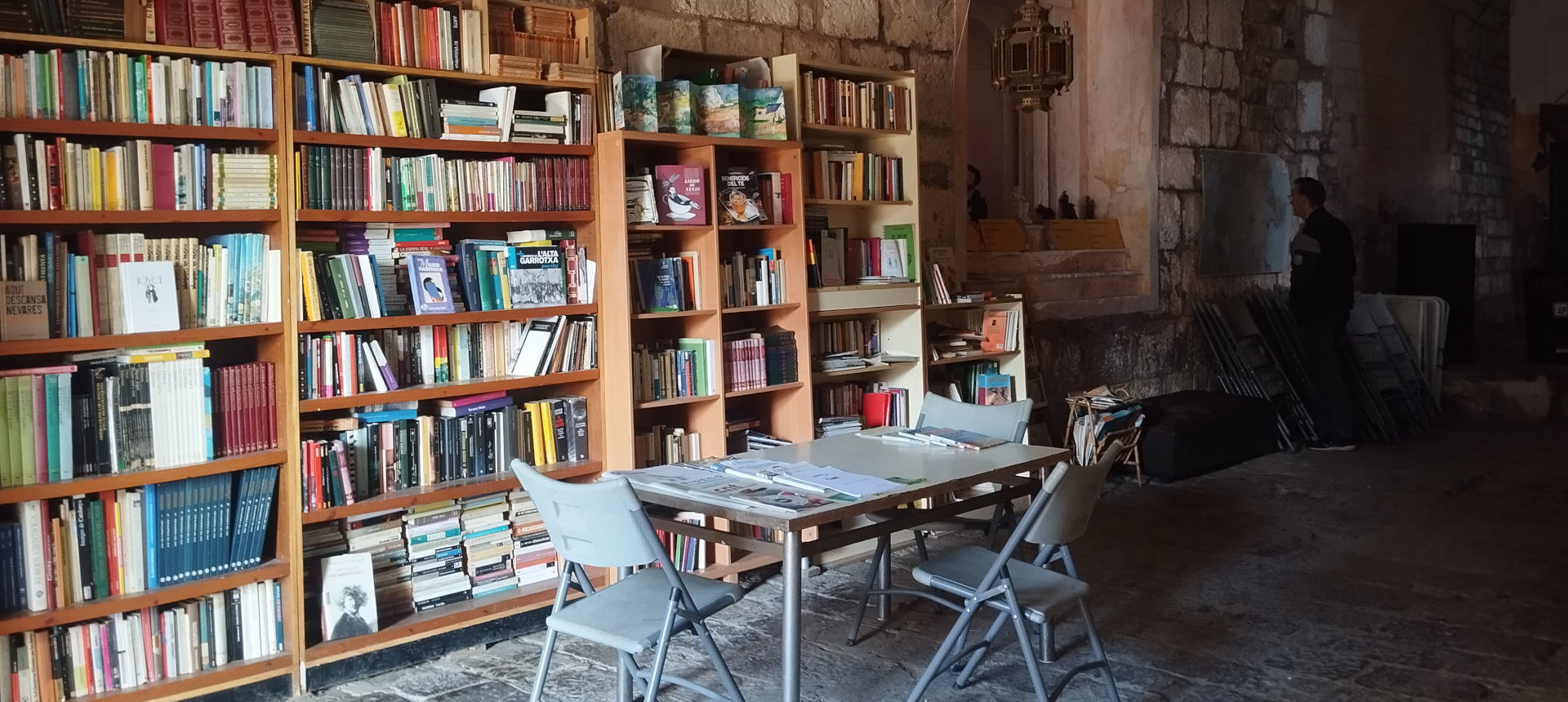 The library in the Romanesque chapel. | click to enlarge Photo showing une The library in the Romanesque chapel | click to enlarge