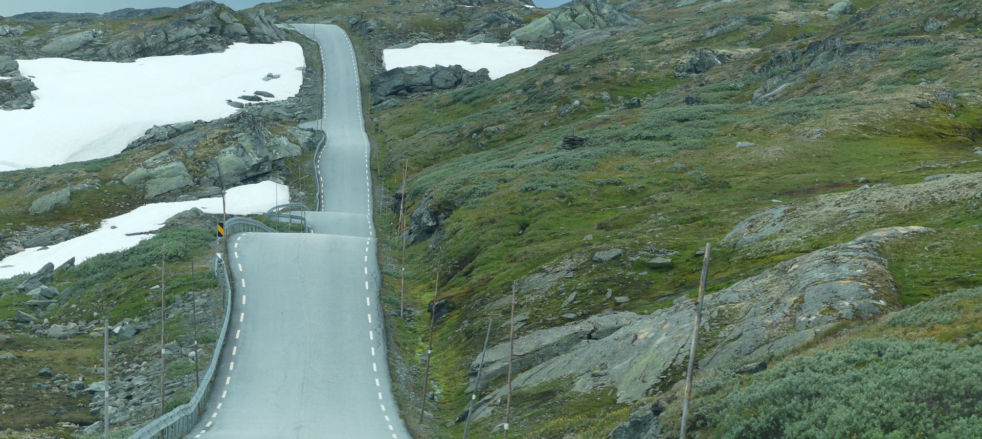 Narrow Road in Norway | click to enlarge Photo showing une Narrow Road in Norway | click to enlarge