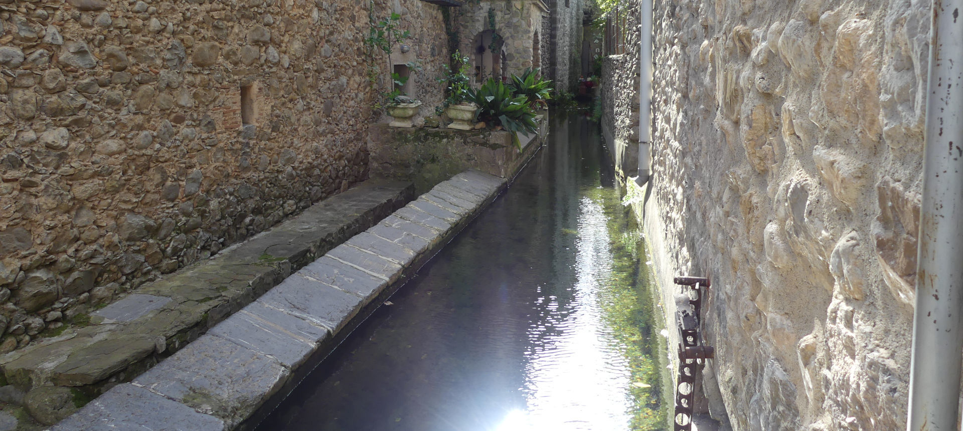 Curiosity, the village canal, an ancient structure. | click to enlarge Photo showing l'Curiosity, the village canal, an ancient structure | click to enlarge