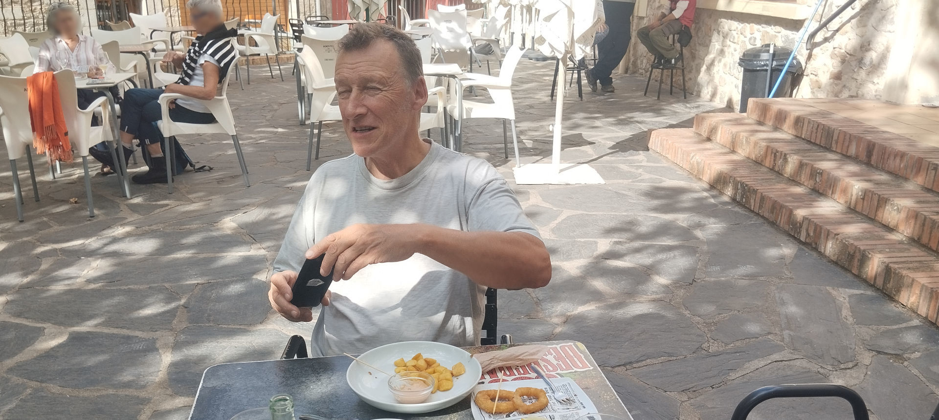 Short break at the village café. | click to enlarge Photo showing la Short break at the village café | click to enlarge
