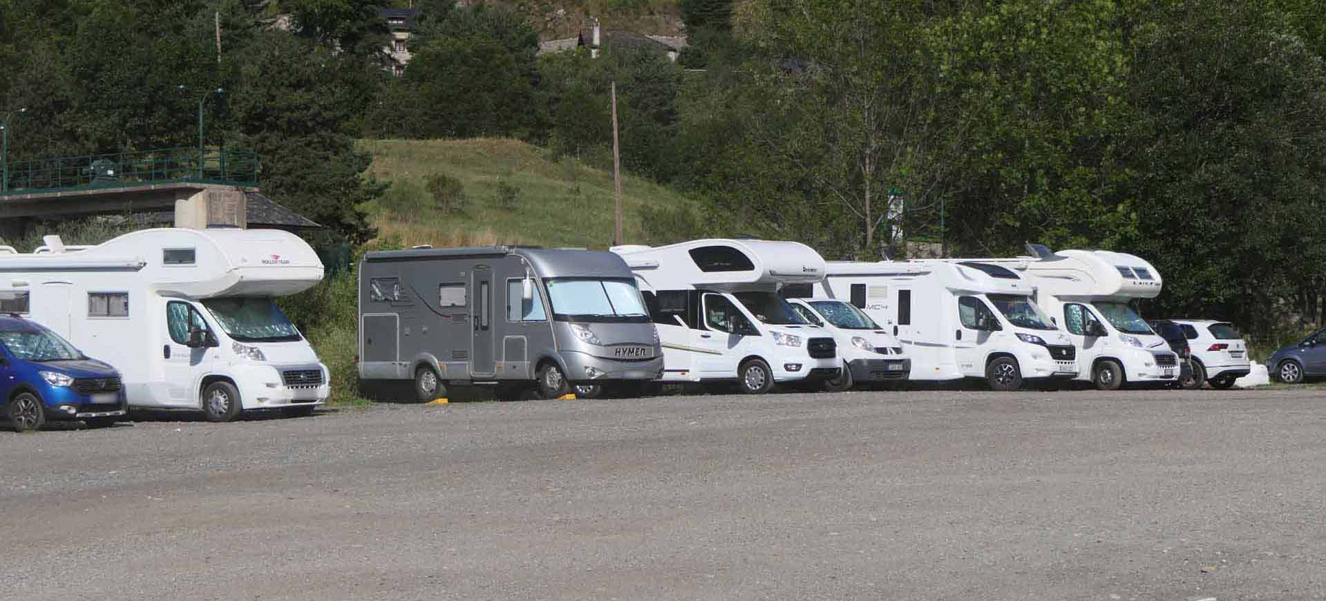Camping-car stationnés sur parking | Cliquer pour agrandir Camping-car stationnés sur parking | Cliquer pour agrandir