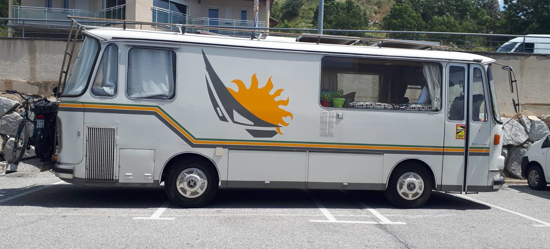 Bus amménagé en camping-car, Pyrénées-Orientales, France | Cliquer pour agrandir Bus amménagé en camping-car, Pyrénées-Orientales, France | Cliquer pour agrandir