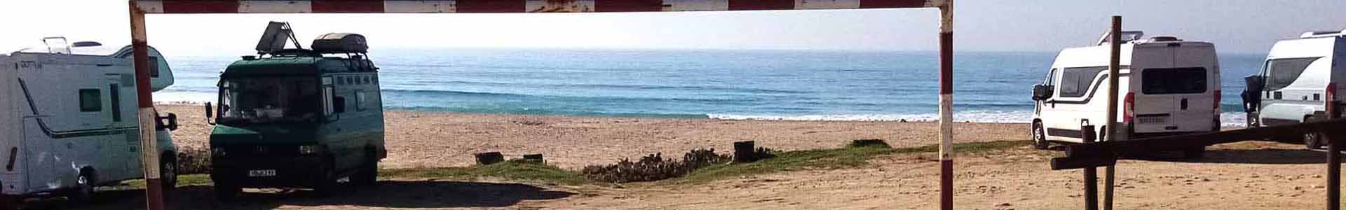 Fourgons en stationnement devant l'Atlantique près de Tarifa, Andalousie, Espagne | Cliquer pour agrandir Fourgons en stationnement devant l'Atlantique près de Tarifa, Andalousie, Espagne | Cliquer pour agrandir