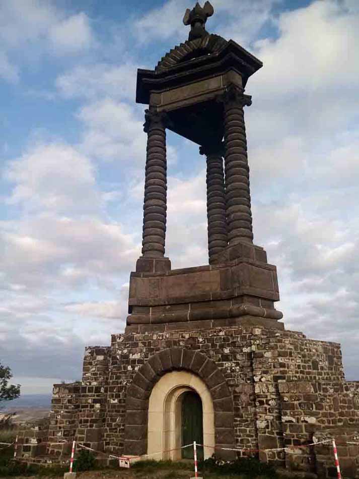 Monument du plateau de Gergovie, Auvergne, France | Cliquer pour agrandir Monument du plateau de Gergovie, Auvergne, France | Cliquer pour agrandir