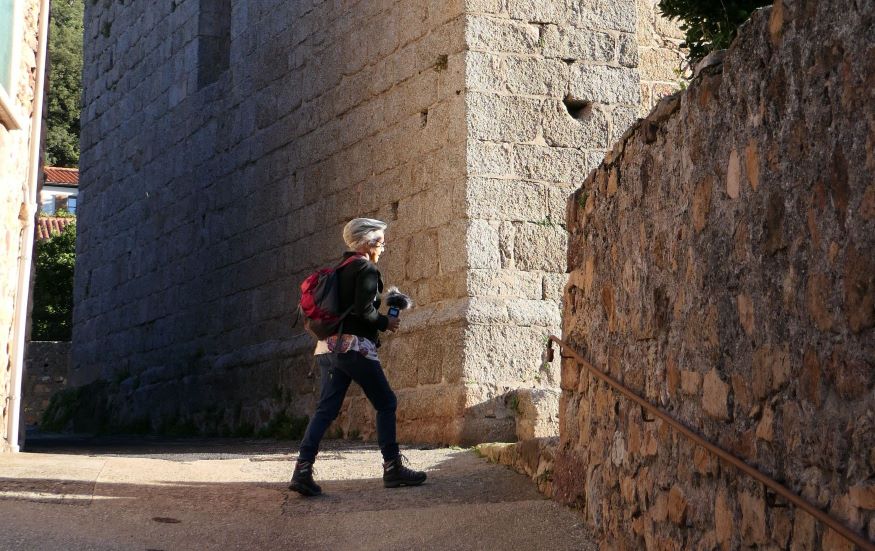 Marie, la chasseuse de sons à Coustouges, Pyrénées-Orientales, France | Cliquer pour agrandir Marie, la chasseuse de sons à Coustouges, Pyrénées-Orientales, France | Cliquer pour agrandir
