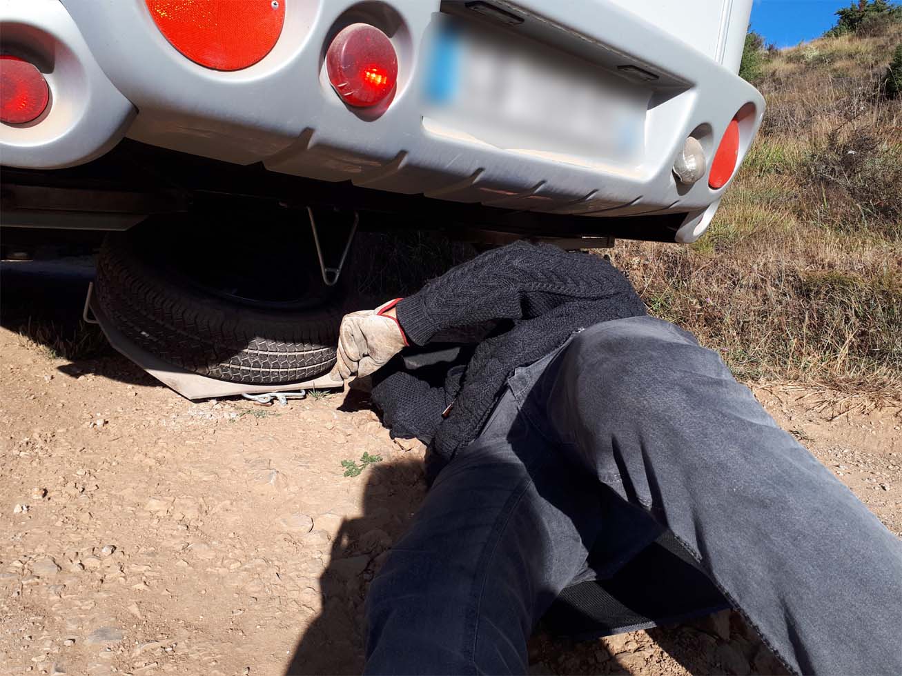 Réparation de la caravane en pleine nature, Castille y León, Espagne | Cliquer pour agrandir Réparation de la caravane en pleine nature, Castille y León, Espagne | Cliquer pour agrandir